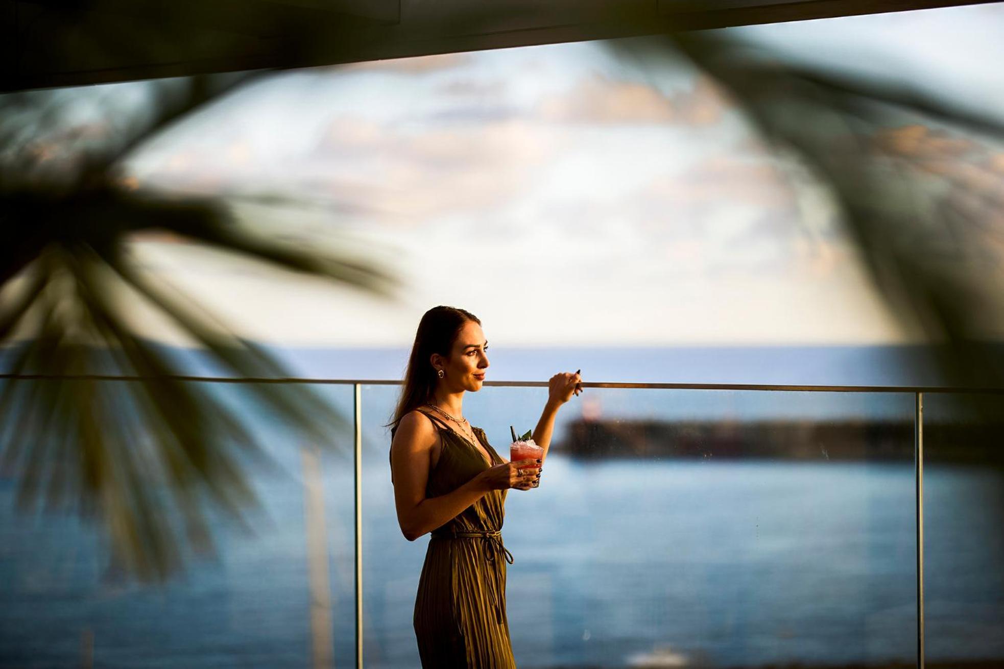 Hotel Octant Ponta Delgada Exteriér fotografie A woman at the beach