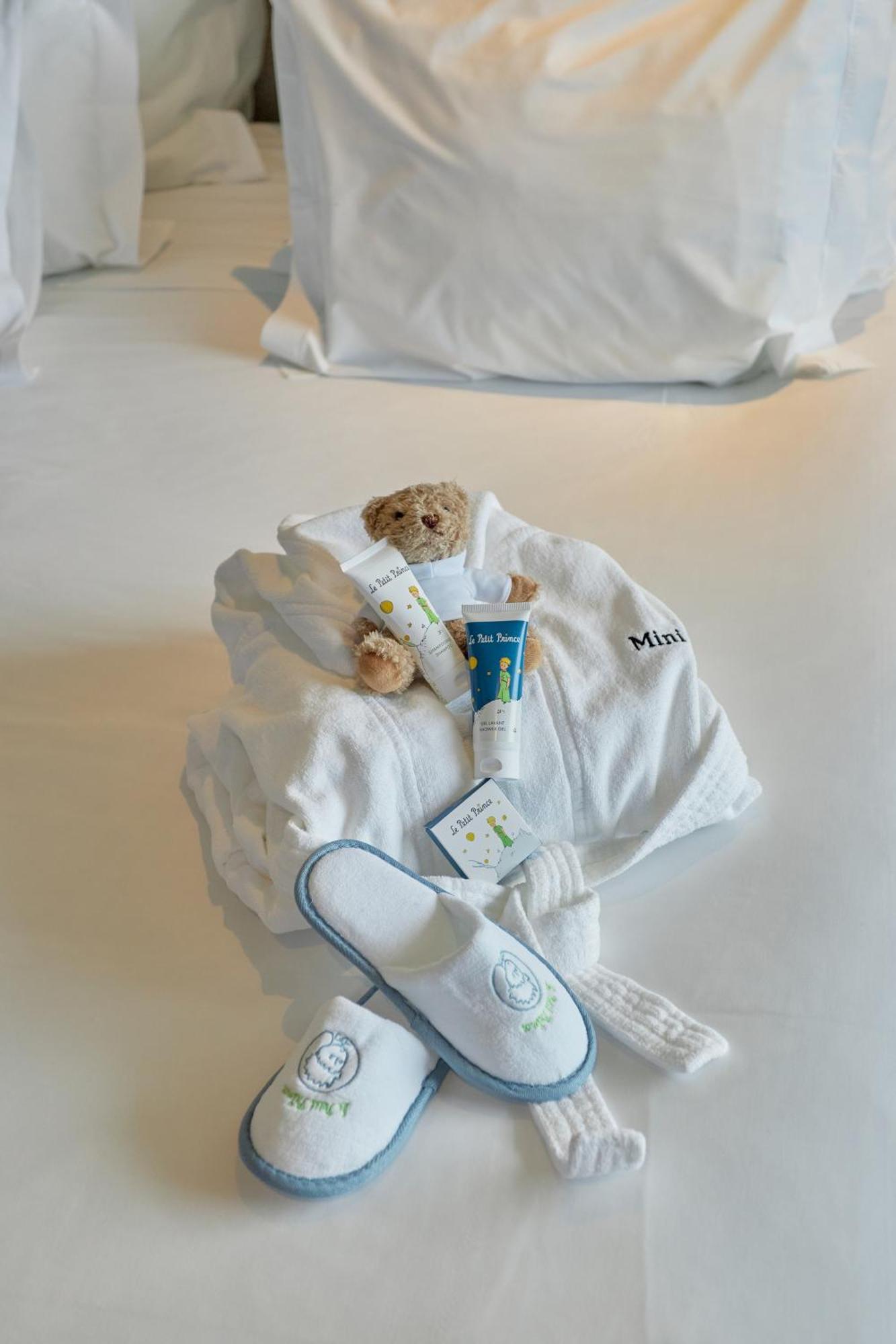 Hotel Octant Ponta Delgada Exteriér fotografie A bathrobe and toiletries